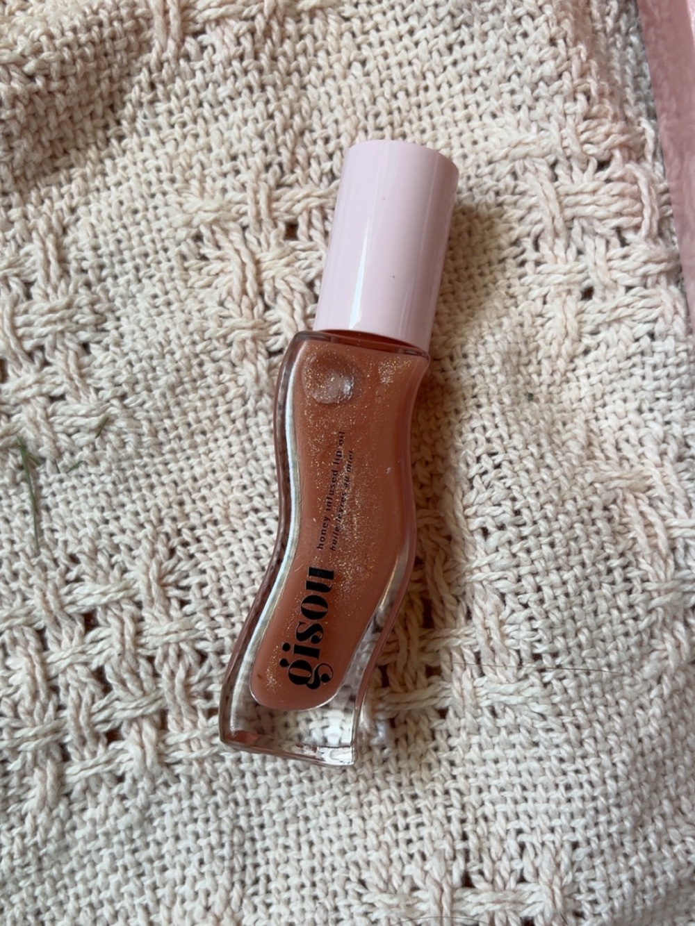 Gisou Honey Infused Lip Oil in shade Glazed Plum